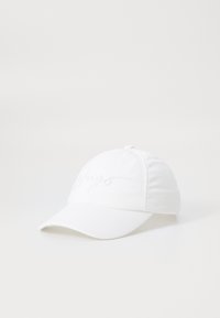 Cappellino da baseball bianco con visiera curva e ricamo "hugs" in filo abbinato. Realizzato in tessuto morbido, presenta un design a sei pannelli e una chiusura regolabile.