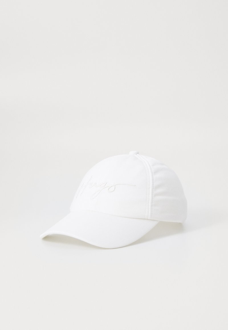 Cappellino da baseball bianco con visiera curva e ricamo "hugs" in filo abbinato. Realizzato in tessuto morbido, presenta un design a sei pannelli e una chiusura regolabile.
