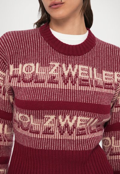 Bordo pulover z rebrastim ovratnikom in tkane vzorce besed v krem barvi, z teksturiranim pletenjem in rebrastim robom.