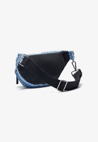 Geantă tip sling cu un corp din plasă neagră, accente din mărgele albastre și o curea neagră. Dispune de un sistem de închidere cu fermoar și detalii din metal pe curea.