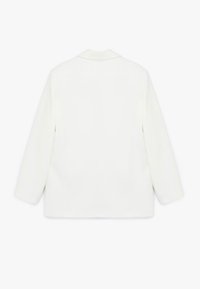Weißer Blazer mit langen Ärmeln und kragenförmigem Ausschnitt, gerader Schnitt und glatter Textur, ohne sichtbare Muster oder Hardwaredetails.