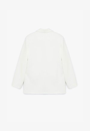 Hvid langærmet blazer med kravehals, der har en lige pasform og glat tekstur, uden synlige mønstre eller hardware-detaljer.