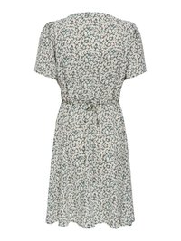 Vestido verde de manga corta con estampado floral blanco y rosa, cintura entallada con cinturón de lazo, dobladillo a la rodilla.