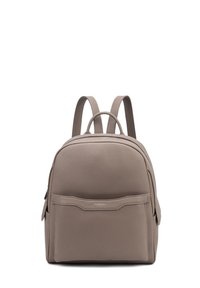 Sac à dos en cuir gris avec une finition texturée, forme ronde, double bretelles, poche avant et un branding subtil en bas.