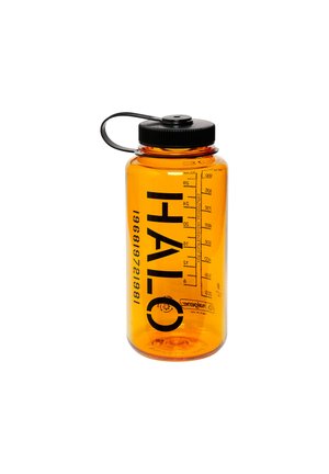 Orange plastvandflaske med sort skruehat, målemarkeringer i milliliter og fede bogstaver "H2O" på siden.