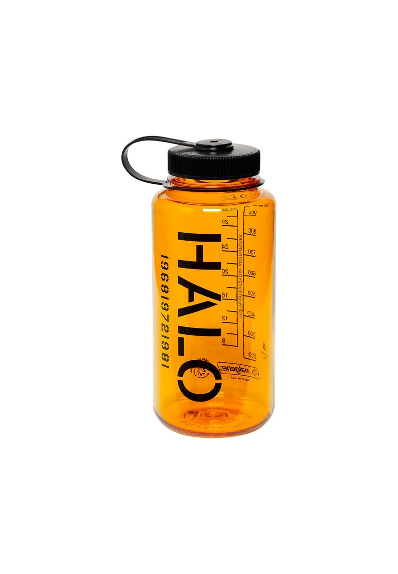 Orange plastik vattenflaska med svart skruvkork, mätmarkeringar i milliliter och fet stil med texten "H2O" på sidan.