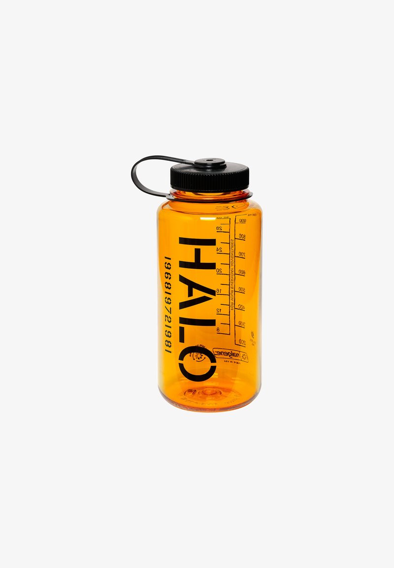 Pomarańczowa plastikowa butelka na wodę z czarną nakrętką, oznaczenia miar w mililitrach i wyraźny napis "H2O" z boku.