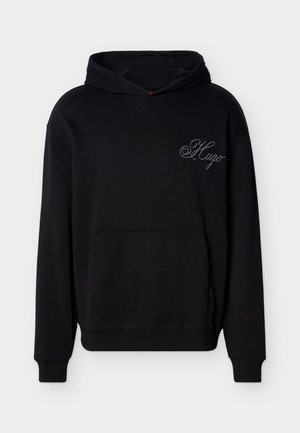 Sudadera negra con capucha, bolsillo frontal tipo canguro y el logo "Hugo" en cursiva en el pecho, parte superior izquierda.