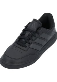 Schwarze Ledersneaker mit strukturiertem Obermaterial, flacher Gummisohle und drei tonalen Streifen. Verfügt über schwarze Schnürsenkel und einen gepolsterten Kragen für zusätzlichen Komfort.