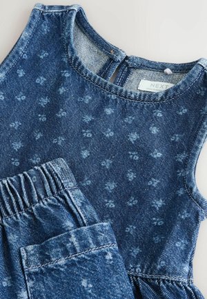 Tamsiai mėlynas džinsinis kostiumas su gėlių raštu, be rankovių viršutinis drabužis ir kelnės su elastinga juosmens juosta. Minkšta tekstūra ir kasdienis dizainas.