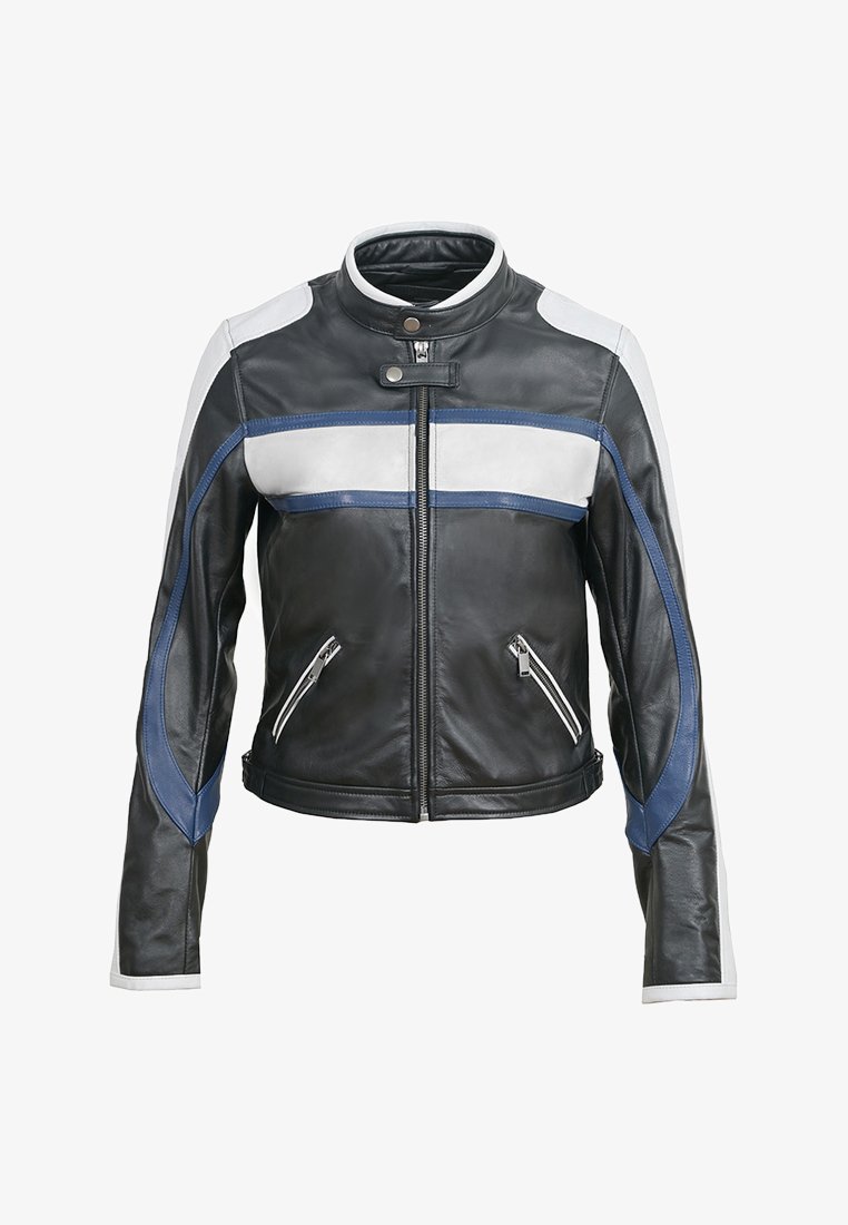 Zwarte leren motorjack met witte en blauwe accenten, heeft een hoge kraag, een ritssluiting aan de voorkant en twee ritszakken.