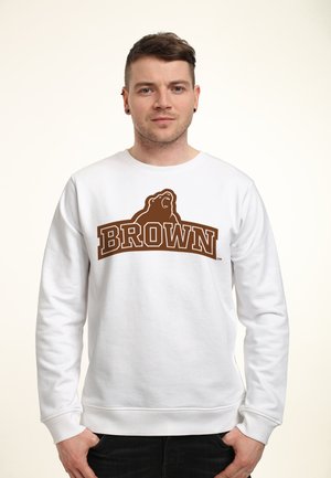 Sweatshirt blanc avec un graphique d'ours brun et le texte "BROWN" dans une police audacieuse. Manches longues et bords côtelés avec une coupe classique.