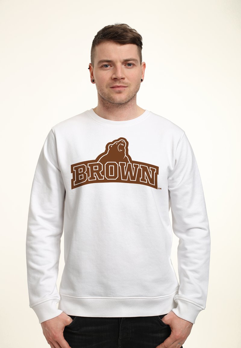 Sweatshirt blanc avec un graphique d'ours brun et le texte "BROWN" dans une police audacieuse. Manches longues et bords côtelés avec une coupe classique.