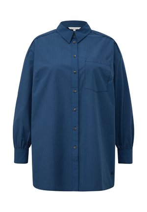 Camisa de rayas azules de manga larga con cuello, botón frontal y un bolsillo en el pecho. Presenta mangas ligeramente abullonadas y un dobladillo redondeado.