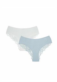 Dwa damskie majtki typu hipster z koronką, jeden w jasnoniebieskim kolorze, a drugi w białym, wystawione na płasko na białym tle.