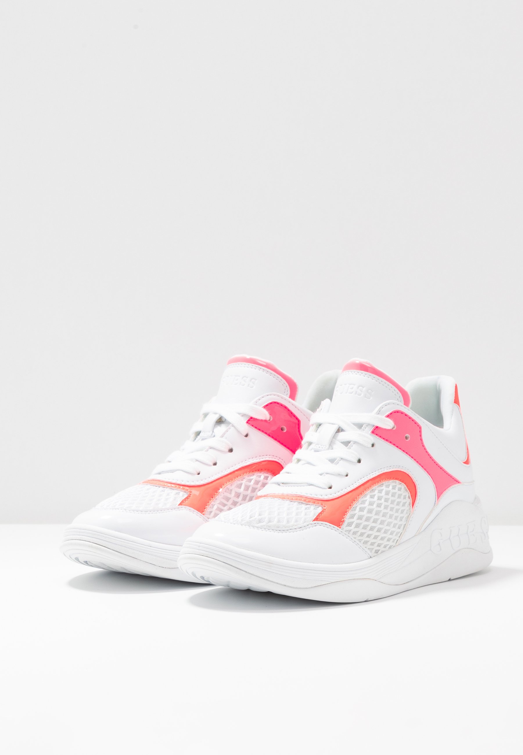 Guess SAUCEY Joggesko white Zalando.no Guess TYPICAL Joggesko white Zalando.no