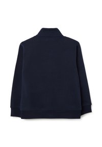 Dunkelblauer Sweatshirt mit hohem Kragen, langen Ärmeln und gerippten Bündchen. Der Stoff erscheint glatt mit einer einheitlichen Farbe und ohne sichtbare Muster.