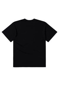Camiseta negra de manga corta, con cuello redondo, hecha de tela suave, que presenta una textura lisa y sin logotipos ni patrones visibles.