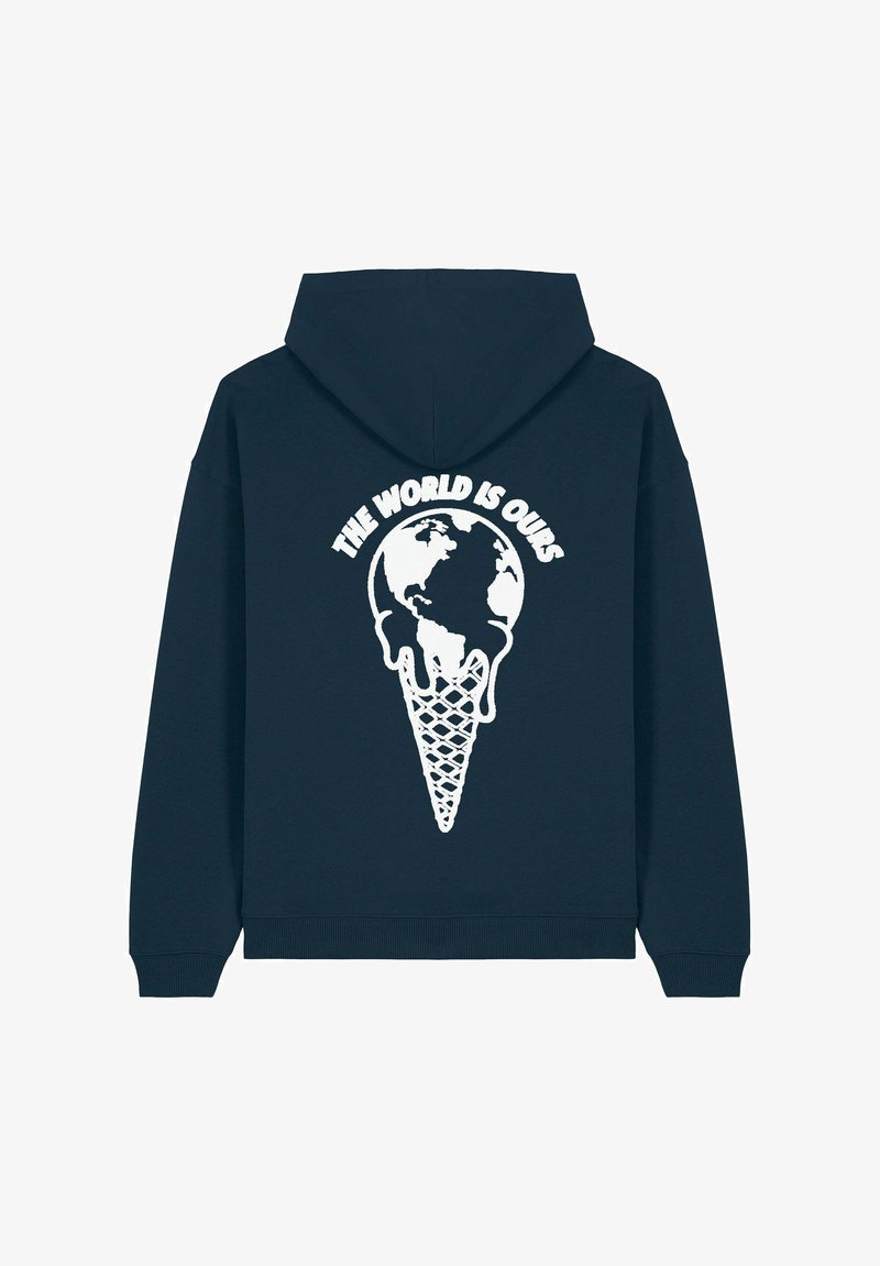 Marineblauwe hoodie met een grote witte graphic op de achterkant: een ijscone met een smeltende aarde, tekst "DE WERELD IS VAN ONS" erboven.