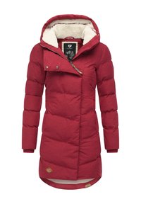 Czerwony puchowy płaszcz z kapturem wyłożonym sztucznym futrem, ukośnym zapięciem na zamek, ściągaczami na rękawach oraz naszywką z logo na dolnym brzegu. Miękka, teksturowana tkanina.