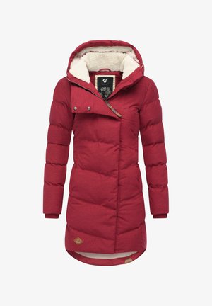 Czerwony puchowy płaszcz z kapturem wyłożonym sztucznym futrem, ukośnym zapięciem na zamek, ściągaczami na rękawach oraz naszywką z logo na dolnym brzegu. Miękka, teksturowana tkanina.