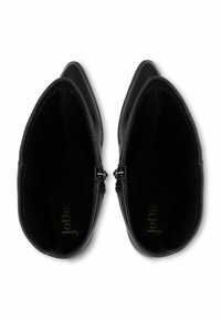 Juodos odinės kulkšninių botai su smailiu pirštu ir užtrauktuku. Minkšta juoda vidinė pamušalas, su subtiliais auksiniais logotipais.