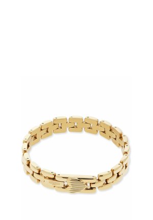 Goldfarbene Gliederarmband mit rechteckigen Kettengliedern und einem charakteristischen Verschluss, der mit dem Namen des Designers graviert ist.