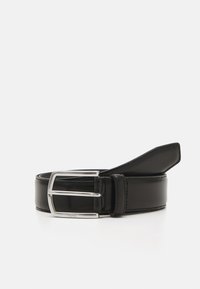 Ceinture en cuir noir avec une finition brillante, dotée d'une boucle en métal argenté et d'un design épuré. La sangle présente des coutures visibles et une pointe aiguisée.