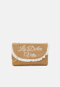 Vävd straw clutch i tan, med en vit fransad klaff och broderad text "La Dolce Vita." Inkluderar en guldkedjestraps.