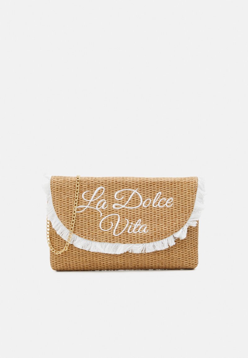 Vävd straw clutch i tan, med en vit fransad klaff och broderad text "La Dolce Vita." Inkluderar en guldkedjestraps.