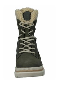 Botín de cuero verde con cuello de piel sintética beige, superficie texturizada, puntera redonda y cordones beige; cuenta con una cremallera lateral y suela de goma.