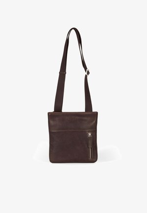 Brun læder messenger taske med en flad, rektangulær form, justerbar rem, frontlomme med lynlås og diskret logo-detaljering.