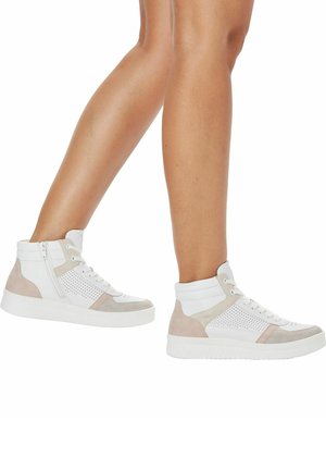 Baskets montantes en cuir blanc avec des accents en daim beige clair, dotées de panneaux perforés, de lacets ronds et d'une semelle blanche texturée.