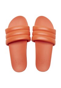Orange slip-on sandaler med to brede, polstret stropper og en glat tekstur. Har præget logo på fodsengen og flad sål.