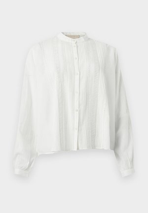 Weiße Bluse mit langen Ärmeln, plissierten und mit Spitze verzierten Frontpaneelen, Knopfleiste und kurzem Stehkragen.