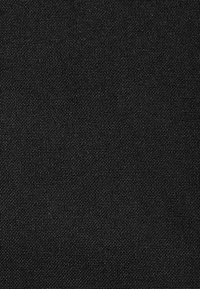 Tessuto nero con una trama fine e strutturata, caratterizzato da un colore uniforme e una superficie liscia, adatto a diverse applicazioni tessili.