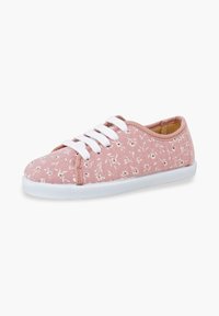 Baskets en toile rose avec motif floral blanc, lacets blancs et semelle en caoutchouc blanche, présentées légèrement inclinées sur fond blanc.