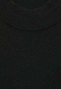 Maglione a collo alto nero in maglia a coste con colletto alto. Texture morbida e finitura liscia, caratterizzato da un design aderente in tutto il suo sviluppo.