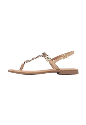 Sandalias planas color beige con diseño de tira en T, que cuentan con un detalle de cadena metálica y una correa ajustable en el tobillo. Textura suave y suela con poco relieve.