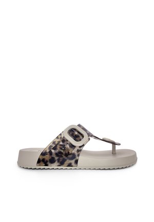 Sandalia tipo slide en color camel con hebilla y pieza para el dedo, correa con estampado de leopardo y suela texturizada, mostrada de lado sobre fondo blanco.