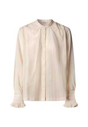 Beige blouse met lange mouwen, knopen aan de voorkant, een geraffelde halslijn en ruches aan de manchetten op een effen witte achtergrond.