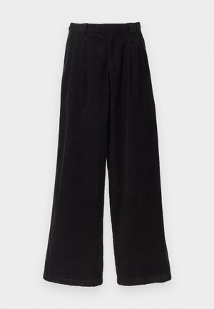 Zwarte corduroy broek met wijde pijpen, voorzien van plooien aan de voorkant, een hoge taille en een gladde textuur. De zoomafwerkingen zijn schoon en eenvoudig.