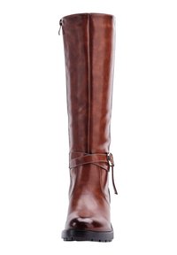 Bota alta de cuero marrón con cremallera lateral, correa decorativa, detalle de hebilla, puntera redondeada y suela de goma negra.