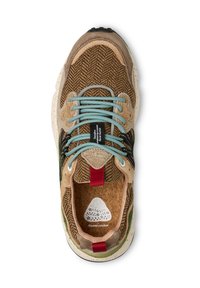 Zapatillas de deporte marrones con patrón de espiga, de ante beige, cordones azul claro, acentos negros, tiradores rojos y plantilla de corcho con diseño floral.