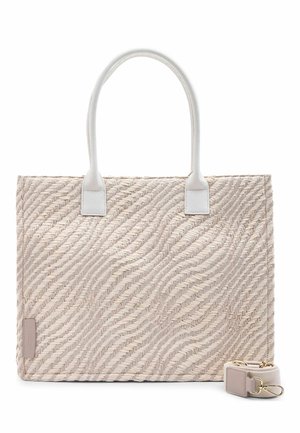 Bolso tote tejido beige con asas blancas y correa de hombro desmontable a juego con cierres dorados, mostrado sobre un fondo blanco.
