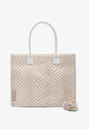 Sac fourre-tout tissé beige avec poignées blanches et bandoulière détachable assortie avec fermoirs dorés, présenté sur fond blanc.