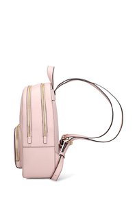 Sac à dos en cuir rose clair avec deux fermetures éclair verticales, bretelles réglables et une poignée supérieure. Texture lisse et design minimaliste.