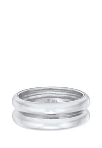 Anello in argento sterling con una finitura liscia e lucida, caratterizzato da due bande intrecciate e un sottile dettaglio a scanalature attorno al centro.
