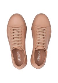 Beige leren sneakers met ronde neuzen, vetersluitingen en subtiele stikdetails. Gladde textuur met een schone, minimalistische esthetiek.