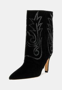 Botine negre din suede, cu vârf ascuțit, decorate cu modele florale din strasuri argintii și un toc modern, tapered.